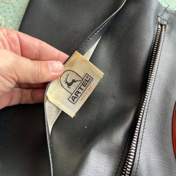 Vintage 70s Artel Black and Brown Clutch with Bakelite Handle - Picture 3 of 5